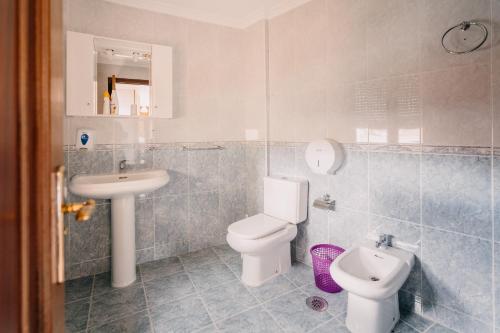 カルダス・デ・レイスにあるApartamento La Iglesiaのバスルーム(白いトイレ、シンク付)