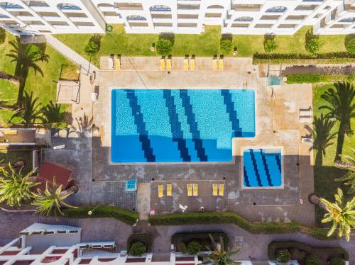an overhead view of a pool at a resort at Quinta das Palmeiras Pool & Beach in Pêra in Porches