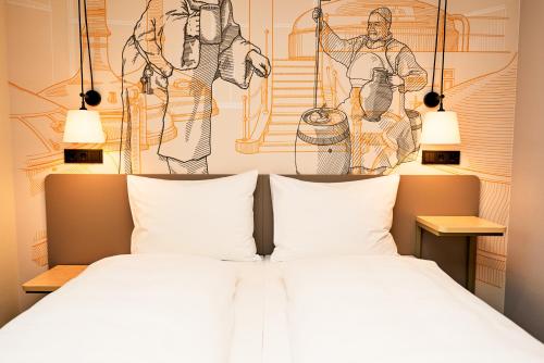 a bedroom with a bed with a painting on the wall at McDreams Hotel München-Nord in Eching