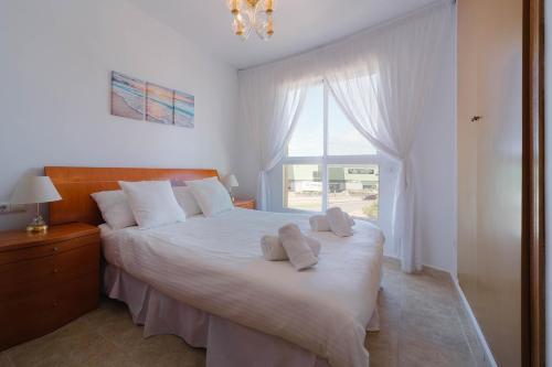 ハベアにあるApartamento Mouniaのベッドルーム1室(白いベッド1台、枕2つ付)