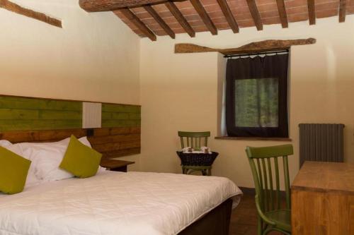 Schlafzimmer mit einem Bett, einem Tisch und Stühlen in der Unterkunft Florence Country Relais in Fiesole