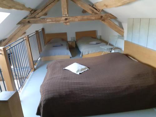 1 Schlafzimmer mit 2 Betten im Dachgeschoss in der Unterkunft Ferme de la Basse-cour in Gommerville
