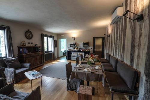 a living room with a table and chairs at B&B il Pianolo in Perinaldo