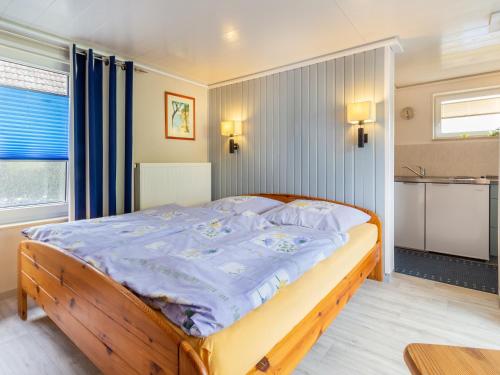 sypialnia z dużym łóżkiem z niebieską pościelą w obiekcie Ferienhaus Smerzinski w mieście Bergen auf Rügen