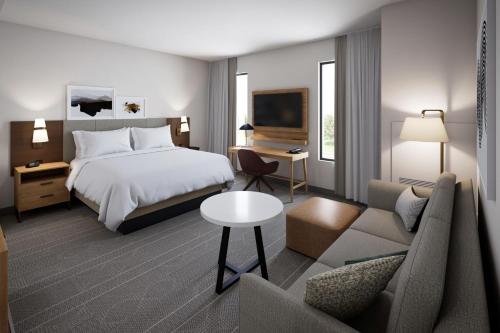 una camera d'albergo con letto e divano di Staybridge Suites - Louisville - Expo Center, an IHG Hotel a Louisville