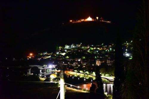 Nespecifikovaný výhled na destinaci Trebinje nebo výhled na město při pohledu z apartmánu