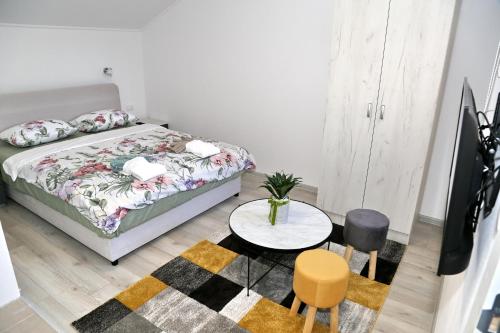 Llit o llits en una habitació de Apartmani Ateljević