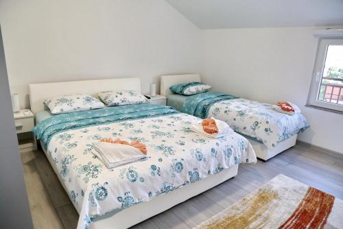 Postel nebo postele na pokoji v ubytování Apartmani Ateljević