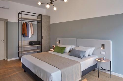 sypialnia z dużym łóżkiem i szafą w obiekcie Hotel San Carlo w mieście Malcesine