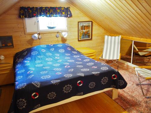 1 dormitorio con 1 cama azul en el ático en Sumppu 2, en Kalajoki