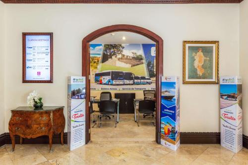 a room with a mirror and a table and chairs at Clarion Hotel Real Tegucigalpa in Tegucigalpa