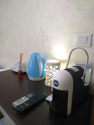 a sewing machine sitting on top of a table at B&B Vistamareblu in San Foca
