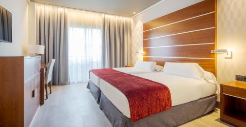 Ένα ή περισσότερα κρεβάτια σε δωμάτιο στο Ilunion Alcora Sevilla
