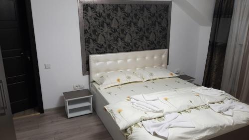 Ένα ή περισσότερα κρεβάτια σε δωμάτιο στο Casa Sviniceană