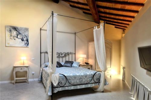 A bed or beds in a room at Villa del Sole Siena