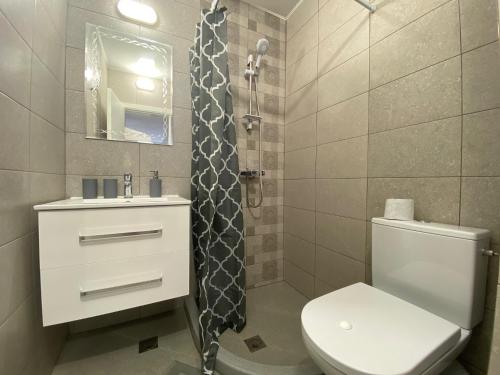 uma casa de banho com um WC, um lavatório e um chuveiro em ANITA B16 Studio Sunny Beach em Sunny Beach