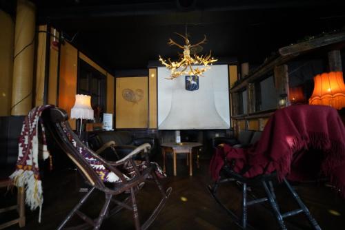Posezení v ubytování Le Ski Lodge & Steakhouse
