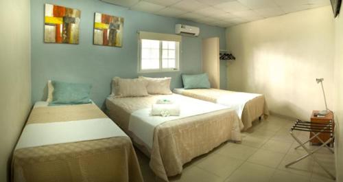 1 dormitorio con 2 camas en una habitación en Hostal Gemar en Panamá