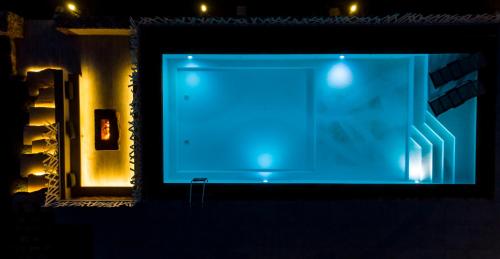 - un miroir éclairé en bleu dans l'établissement Giardini Del Golfo, à Balestrate