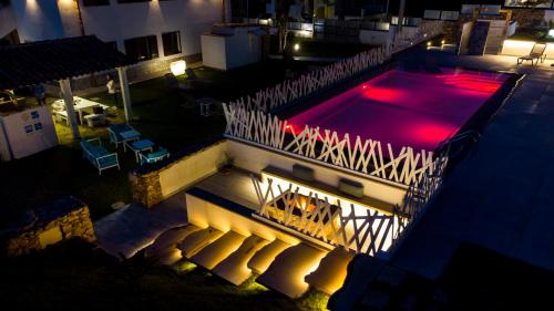 - une vue sur la piscine la nuit dans l'établissement Giardini Del Golfo, à Balestrate