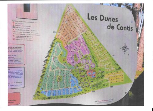 une carte des dunes de condos sur un panneau dans l'établissement Mobilhome Côte Landaise Les Dunes de Contis 4, à Saint-Julien-en-Born