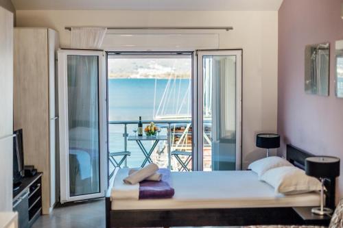 Schlafzimmer mit einem Bett und Meerblick in der Unterkunft Beachfront Apartments Tivat in Tivat