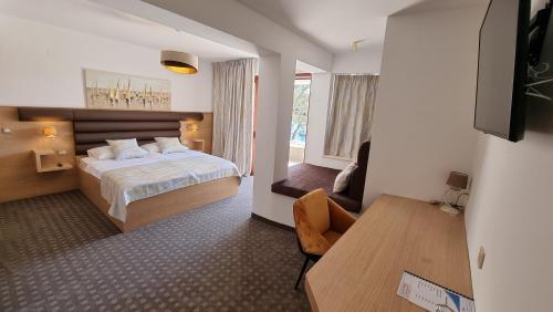 pokój hotelowy z łóżkiem i stołem w obiekcie Villa Vista w mieście Malinska