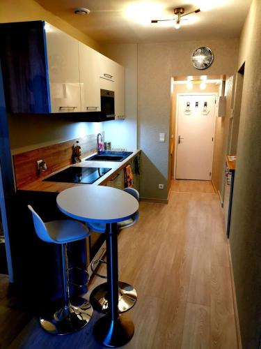 - une cuisine avec une table et deux tabourets dans l'établissement Super studio ideally located in the old town, à Annecy
