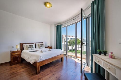 Ένα ή περισσότερα κρεβάτια σε δωμάτιο στο Fuseta Ria Resort - Villa Jasmine - Pool, Jacuzzi & Sea Views