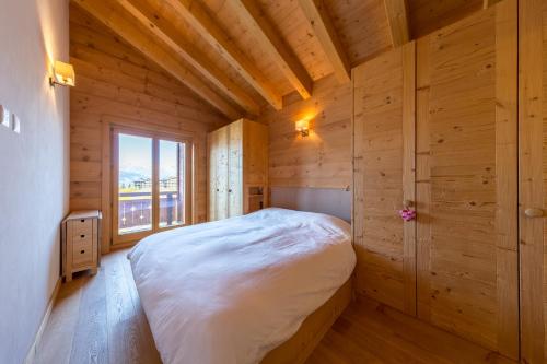 Tempat tidur dalam kamar di Montagnard 12 - spa access - car and careless holidays!