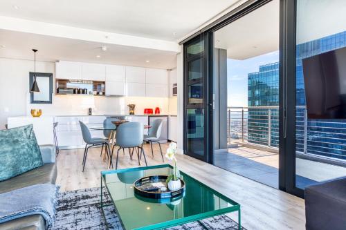 ein Wohnzimmer mit einem Sofa und einem Tisch in der Unterkunft Always-Power Luxury Sky Retreat in Kapstadt