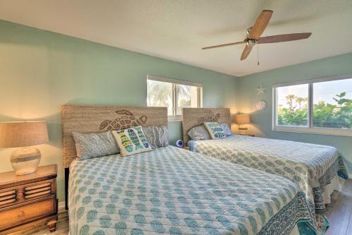 Llit o llits en una habitació de Beachfront Siesta Key Condo with Pool Access!