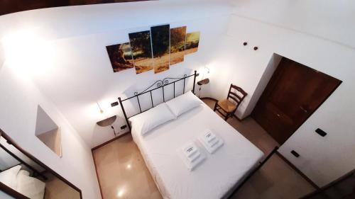 A bed or beds in a room at Capodigallo Holiday Trullo Monte Santo
