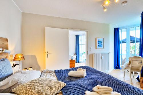 a bedroom with a bed with towels on it at Ferienwohnung Hafenliebe, Villa Vilmblick mit Meerblick in Lauterbach