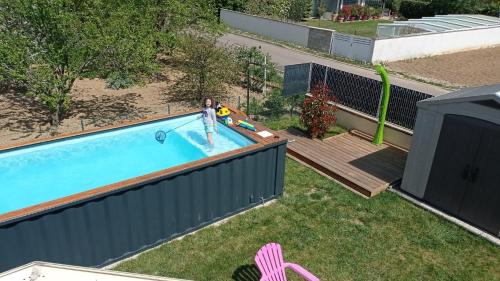 une personne dans une piscine à l'arrière-cour dans l'établissement le clos des genêts, à Agencourt