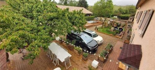 a car parked in a yard next to a house at La Maison des Vignes in Charentay