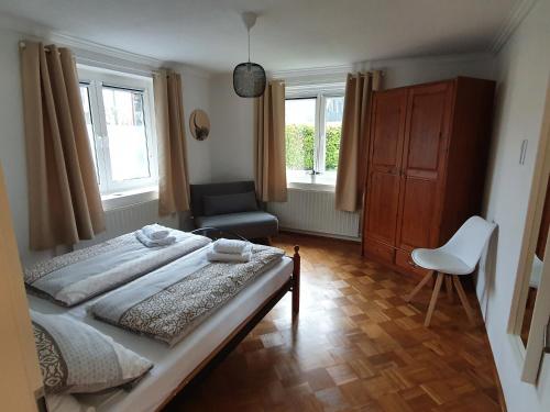 モンシャウにあるEifel-Oase Monschauのベッドルーム1室(ベッド1台、椅子、窓付)
