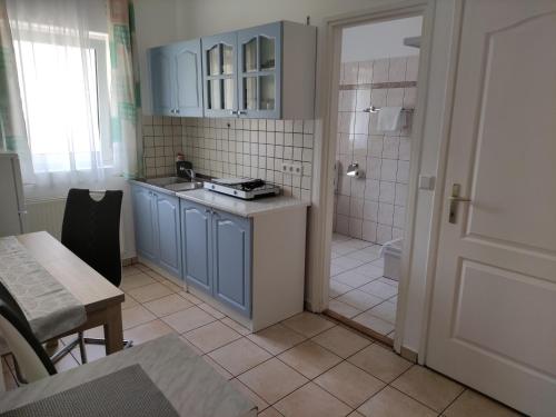 uma cozinha com um lavatório e um chuveiro em Zsanett Appartement em Hévíz