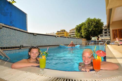 Bazén v ubytování Maris Beach Hotel nebo v jeho okolí