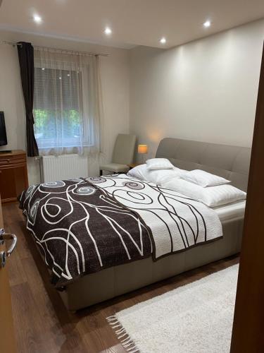 Tempat tidur dalam kamar di Németh Apartman Sárvár