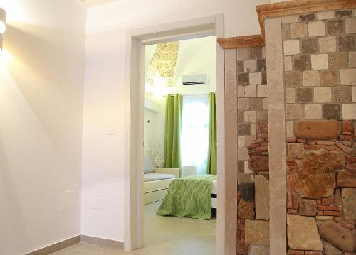 a hallway with a living room with a brick wall at Vico Cavour in Veglie