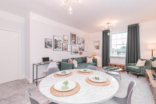 a living room with a table and a couch at Oxfordshire Living - The Spencer Apartment - Woodstock in Woodstock