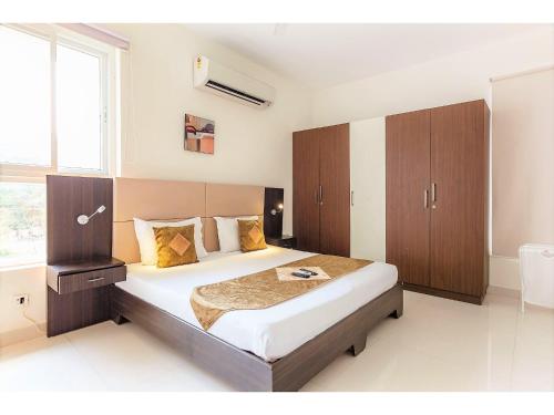A bed or beds in a room at BluO 1BHK Hitech City - Gym, TT, Terrace Garden, Lift
