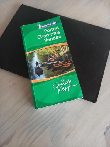 a book that says potomac mortgagevenuevenue is emptyvent at La charentaise ch d'hôtes ,Studio in Chérac