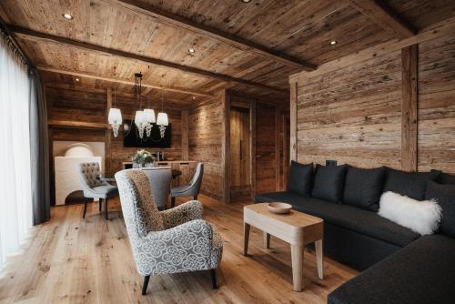 Un lugar para sentarse en Kolfuschgerhof Mountain Resort