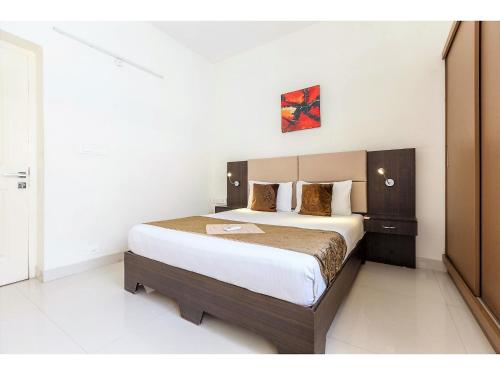A bed or beds in a room at BluO 2BHK Hitech City - Gym, Terrace Garden, Lift