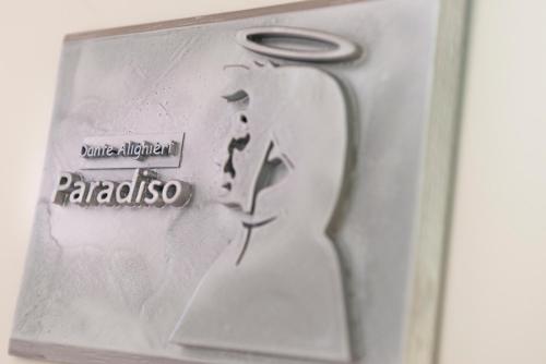 a metal object with a picture of a guitar at Agriturismo Prato degli Angeli in Sassoleone