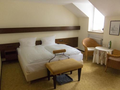 سرير أو أسرّة في غرفة في Hotel Lindenhof
