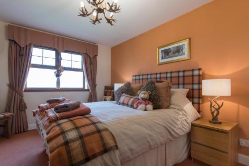 A bed or beds in a room at Valleyview House 