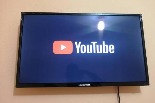a computer monitor with the youtube logo on it at Casa Independiente Ideal para Familias in La Libertad